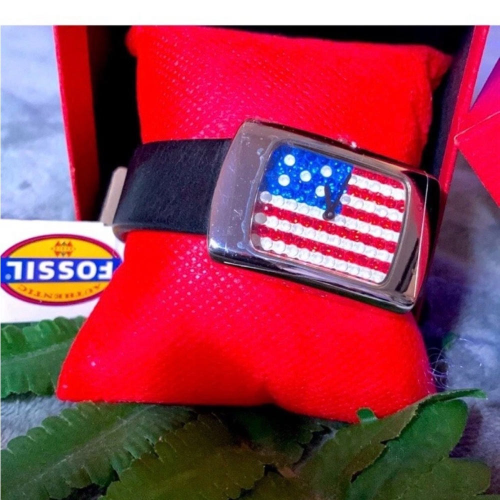 “RETIRED” Fossil Crystal American Flag Leather Strap Watch, NWT
